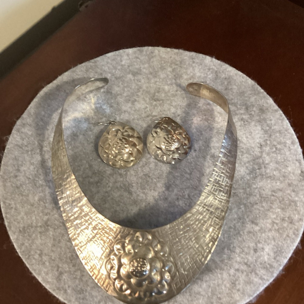 Elegant Silver Jewelry Set - Picture 9 of 9